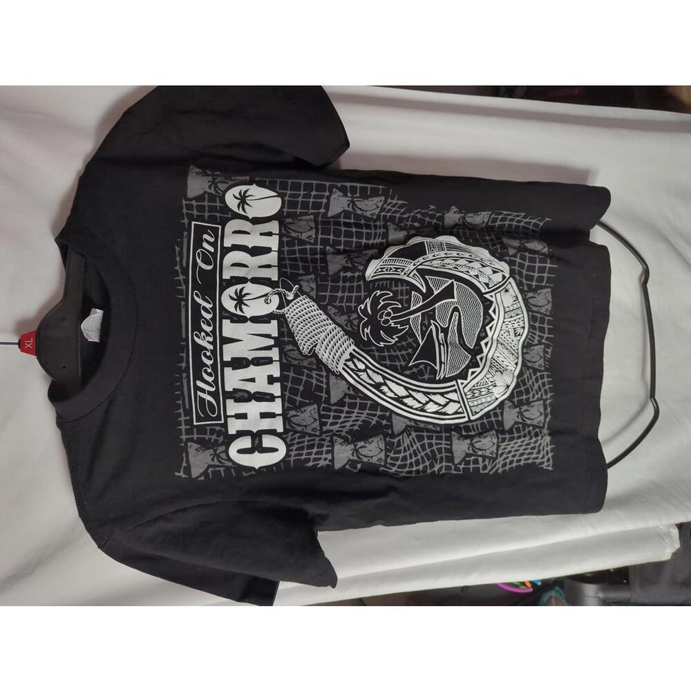 Shaka Wear Hooked On Chamorro Black Graphic T-Shirt Medium